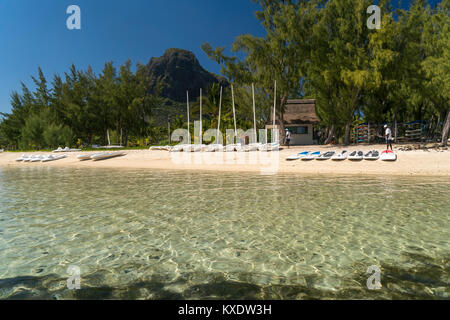 Am Strand Hôtel Beachcomber Dinarobin vor dem Berg Le Morne Brabant, Halbinsel Le Morne, Rivière Noire, Ile Maurice, Afrika | plage tropicale à la Di Banque D'Images