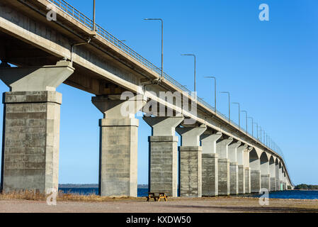 Banc vide sous pont en béton. Piliers gris de supporter le poids de la structure. Partie essentielle de l'infrastructure et de relier l'île de Oland main Banque D'Images