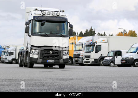 LIETO, FINLANDE - 4 octobre, 2014 : Renault T480 tracteur routier est entraîné par conducteur non identifié. Renault Trucks T reçoit le camion International de Banque D'Images