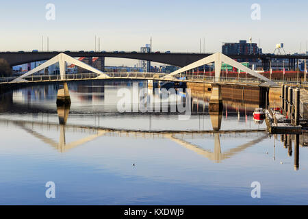 Voir l'ouest le long de la rivière Clyde dans le quartier commercial Anderston à Broomielaw vers l'Tradeston pont et le pont de Kingston, Glasgow, S Banque D'Images