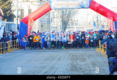 Éditorial. Omsk, Russie - 07 janvier, 2018. Les athlètes du groupe début 27e demi-marathon de Noël sur la rue chemin rouge Banque D'Images