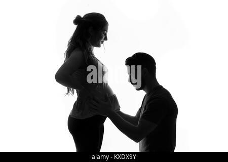 La parentalité maman enceinte avec son partenaire et baby bump, 35 semaines de grossesse Banque D'Images
