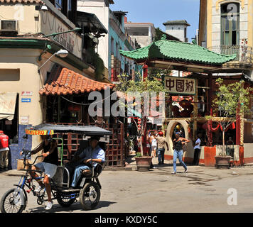 La HAVANE, CUBA, le 9 mai, 2009.L'entrée de Dragone's street, dans le quartier chinois de La Havane, à La Havane, Cuba, le 9 mai 2009. Banque D'Images