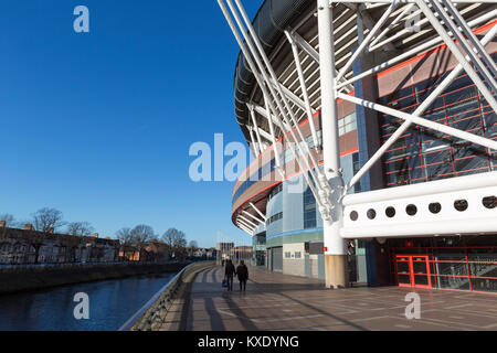 / Millenium Stadium de Cardiff en Principauté, à côté de la rivière Taff et accueil de Rugby gallois Banque D'Images