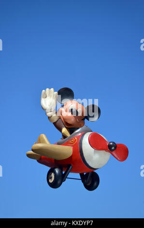 Monchique, Faro - Portugal, 30e, mars 2013. Studio image de Mickey figure dans un avion avec un fond de ciel bleu. Banque D'Images