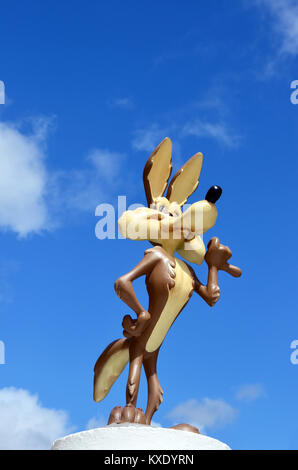 Monchique, Faro - Portugal, 30 mars 2013.Image studio du personnage de Wile E Coyote debout sur une plinthe Banque D'Images