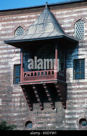 Balcon de la c16th Ibrahim Pasha Palace, maintenant utilisé par le Musée des Arts turcs et islamiques, sur l'Hippodrome, Sultanahmet, Istanbul, Turquie Banque D'Images