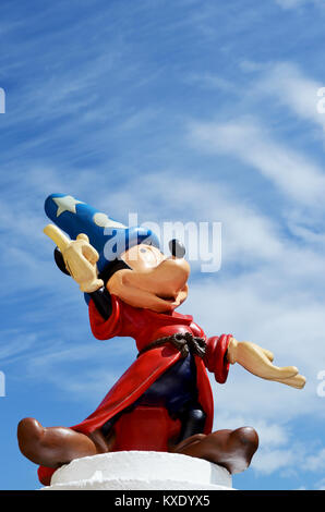 Monchique, Faro - Portugal, 30e, mars 2013. Studio image de Mickey Mouse fantasia figure debout sur un mur avec un fond de ciel bleu. Banque D'Images