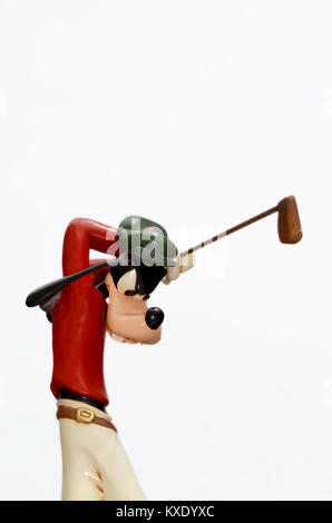 Monchique, Faro - Portugal, Circa, mars 2013. Image studio de la figure Goofy balançant un club de golf avec un fond blanc isolé. Dingo a été produit Banque D'Images