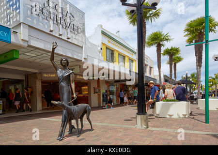 Une vague dans le temps sculpture en bronze de Mark Whyte sur Emerson Street à Napier, Nouvelle-Zélande Banque D'Images