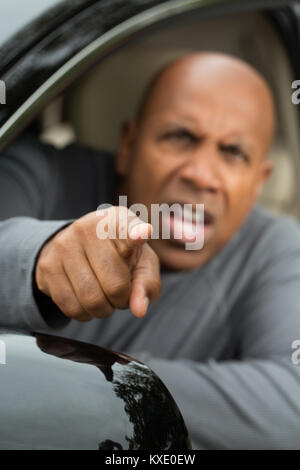 African American man driving contrariés. Banque D'Images