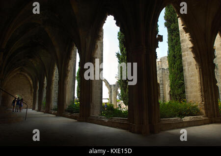 À l'intérieur de l'abbaye de Bellapais avec les visiteurs, Chypre Banque D'Images