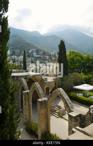 L'Abbaye de Bellapais avec le village de Bellapais et les montagnes, à Chypre Banque D'Images