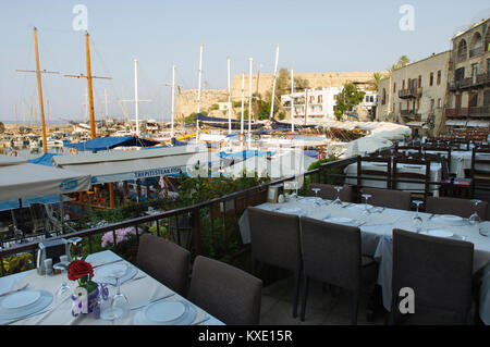 La zone du port de Kyrenia et tables vides dans les restaurants, à Chypre Banque D'Images