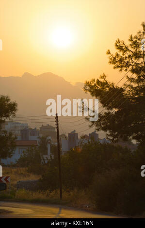 Coucher du soleil derrière les montagnes avec la périphérie de Kyrenia, Chypre Banque D'Images