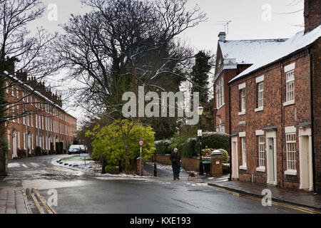 Royaume-uni, Angleterre, Cheshire, Nantwich, Yardside l'Église, en hiver, l'homme chien marche dans Monk's Lane Banque D'Images