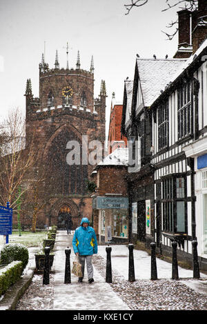 Royaume-uni, Angleterre, Cheshire, Nantwich, High Street, Town Square, St Mary's Church in snow Banque D'Images