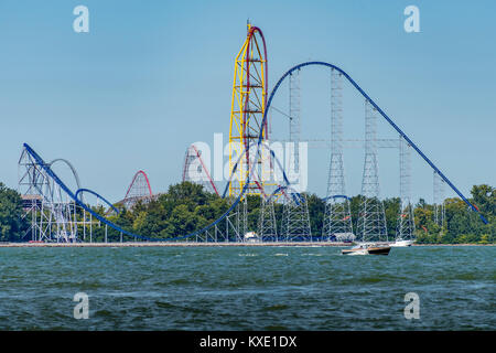 Montagnes russes de Cedar Point vus de l'eau Banque D'Images