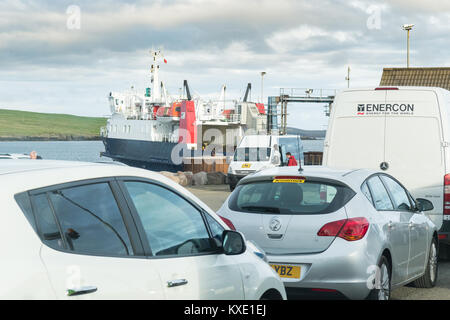 Minibus à Rapness Ferry Terminal, sur l'île de réunion de Westray passagers arrivant par ferry de Kirkwall, Orkney, Scotland, UK Continentale Banque D'Images