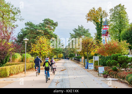 Zinnowitz, Allemagne - 24 octobre 2017 : promenade avec des personnes non identifiées. Zinnowitz est une station de la mer Baltique et l'un d'un couple de sites possibles pour Banque D'Images