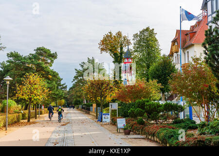 Zinnowitz, Allemagne - 24 octobre 2017 : promenade avec des personnes non identifiées. Zinnowitz est une station de la mer Baltique et l'un d'un couple de sites possibles pour Banque D'Images