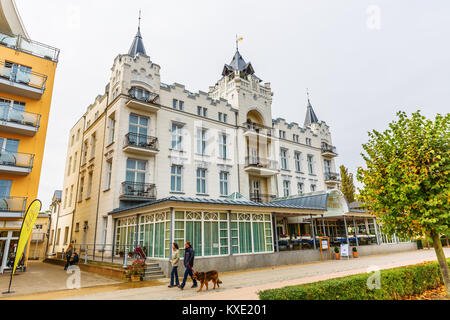 Zinnowitz, Allemagne - 24 octobre 2017 : promenade avec des personnes non identifiées. Zinnowitz est une station de la mer Baltique et l'un d'un couple de sites possibles pour Banque D'Images