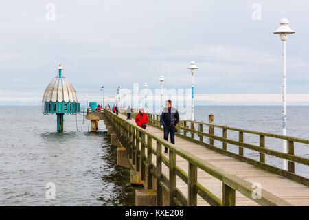 Zinnowitz, Allemagne - 24 octobre 2017 : plongée en gondole à la jetée Zinnowitz avec des personnes non identifiées. C'est une attraction touristique principale, installé 2006 Banque D'Images