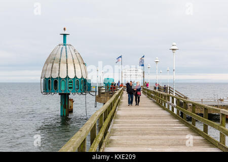 Zinnowitz, Allemagne - 24 octobre 2017 : plongée en gondole à la jetée Zinnowitz avec des personnes non identifiées. C'est une attraction touristique principale, installé 2006 Banque D'Images