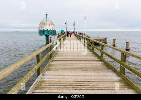 Zinnowitz, Allemagne - 24 octobre 2017 : plongée en gondole à la jetée Zinnowitz avec des personnes non identifiées. C'est une attraction touristique principale, installé 2006 Banque D'Images