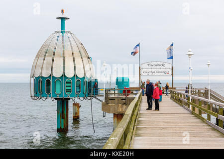 Zinnowitz, Allemagne - 24 octobre 2017 : plongée en gondole à la jetée Zinnowitz avec des personnes non identifiées. C'est une attraction touristique principale, installé 2006 Banque D'Images