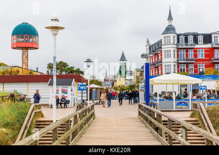 Zinnowitz, Allemagne - 24 octobre 2017 : promenade avec des personnes non identifiées. Zinnowitz est une station de la mer Baltique et l'un d'un couple de sites possibles pour Banque D'Images