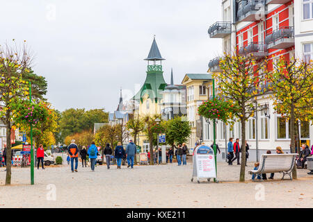 Zinnowitz, Allemagne - 24 octobre 2017 : promenade avec des personnes non identifiées. Zinnowitz est une station de la mer Baltique et l'un d'un couple de sites possibles pour Banque D'Images