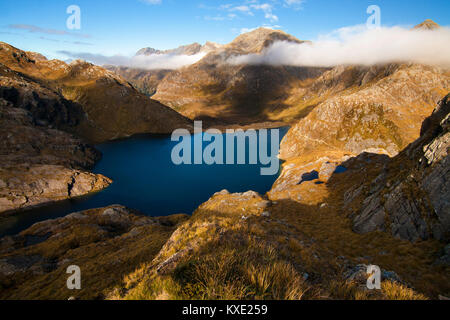 La montagne sauvage et spectaculaire vue sur le Lac Bleu, Routeburn track piste de randonnée super promenade, Nouvelle-Zélande Banque D'Images