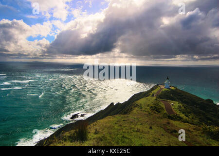 La lumière spectaculaire paysage de la côte sauvage de l'océan Pacifique avec un phare sur le sommet de la roche. Point le plus au nord du cap Reinga, Nouvelle-Zélande Banque D'Images