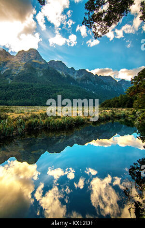 Le lac Miroir avec la réflexion d'une montagne sur la plage immaculée de l'eau. Parc National de Fiordland Nouvelle-Zélande Banque D'Images