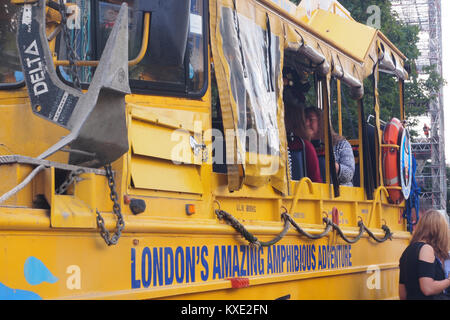 Vue d'un London Duck Tour véhicule amphibie, South Bank, Londres Banque D'Images