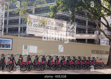 Une station d'accueil de Londres Santander bicyclettes attendent d'être embauchés Banque D'Images