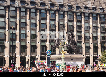 Sculpture de Boadicea et filles à pont de Westminster et les chambres du Parlement avec une grande foule de personnes et de tourisme, Londres Banque D'Images