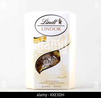 Pomorie, Bulgarie - janvier 09, 2018 : une boîte de truffes au chocolat Lindt Lindor. Chocoladefabriken Lindt & Sprüngli AG est un chocolatier suisse and confe Banque D'Images