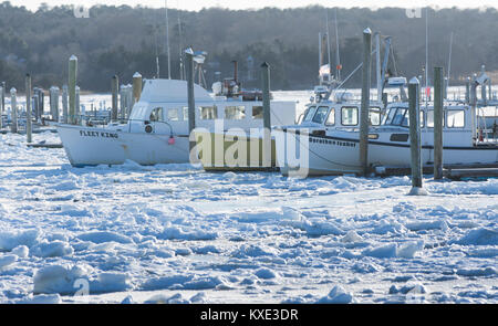 Quai des bateaux de pêche commerciale gelé sur place en établissement Sesuit Harbor, Massachusetts, Dennis, Cape Cod, USA Banque D'Images