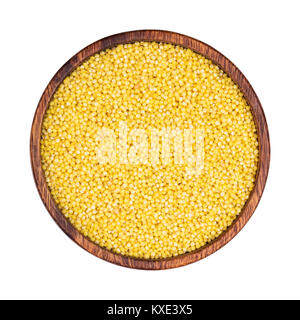 Gruau de millet dans bol en bois isolé sur fond blanc, vue du dessus Banque D'Images