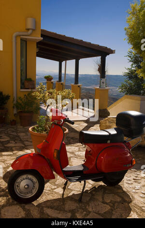 Piaggio scooter sur Via Lucania, Maratea, Basilicate, Italie Banque D'Images