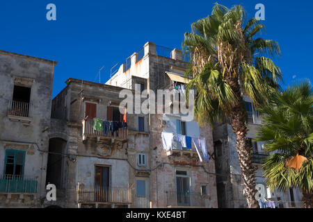 Maisons anciennes sur la Via Giuseppe Garibaldi, Vieille Ville, Tarente, Pouilles, Italie Banque D'Images