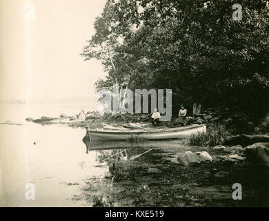 Photographie Ancienne vers 1905, barque sur une plage rocheuse sur le Sasanoa River. L'emplacement est dans ou près de Riggsville (maintenant) dans le Maine, Robinhood de Sagadahoc, USA. Banque D'Images