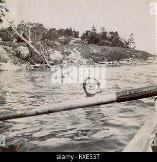 Photographie Ancienne vers 1905, deux femmes natation vers une barque dans la rivière. Sasanoa L'emplacement est dans ou près de Riggsville (maintenant) dans le Maine, Robinhood de Sagadahoc, USA. Banque D'Images