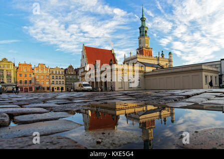 Façades renaissance colorés sur la place centrale du marché à Poznan, Pologne Banque D'Images