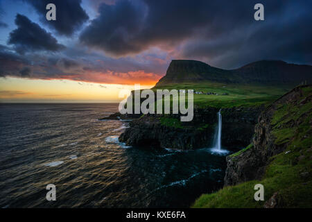 Mulafossur Gasadalur village et cascade dans le coucher du soleil, îles Féroé Banque D'Images