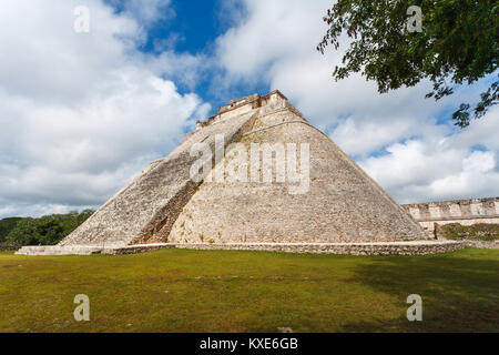 Pyramide du Magicien, Uxmal, une ancienne ville maya mésoaméricain et site archéologique près de Merida, Yucatan, Mexique, Site du patrimoine mondial de l'UNESCO Banque D'Images