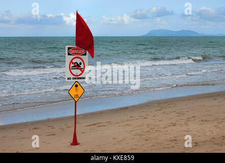 Drapeau d'avertissement rouge sur plage avec piscine aucun danger sign et de méduses. image contre le mât de couleur paysage costal tropical Banque D'Images