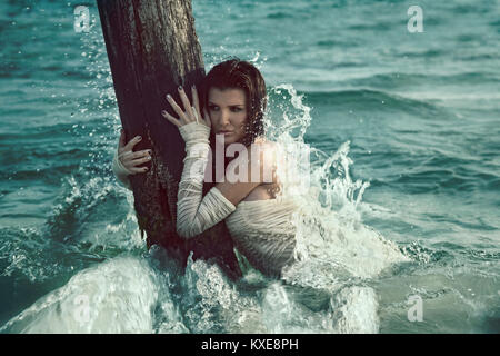 Belle femme en robe blanche sur la plage Banque D'Images